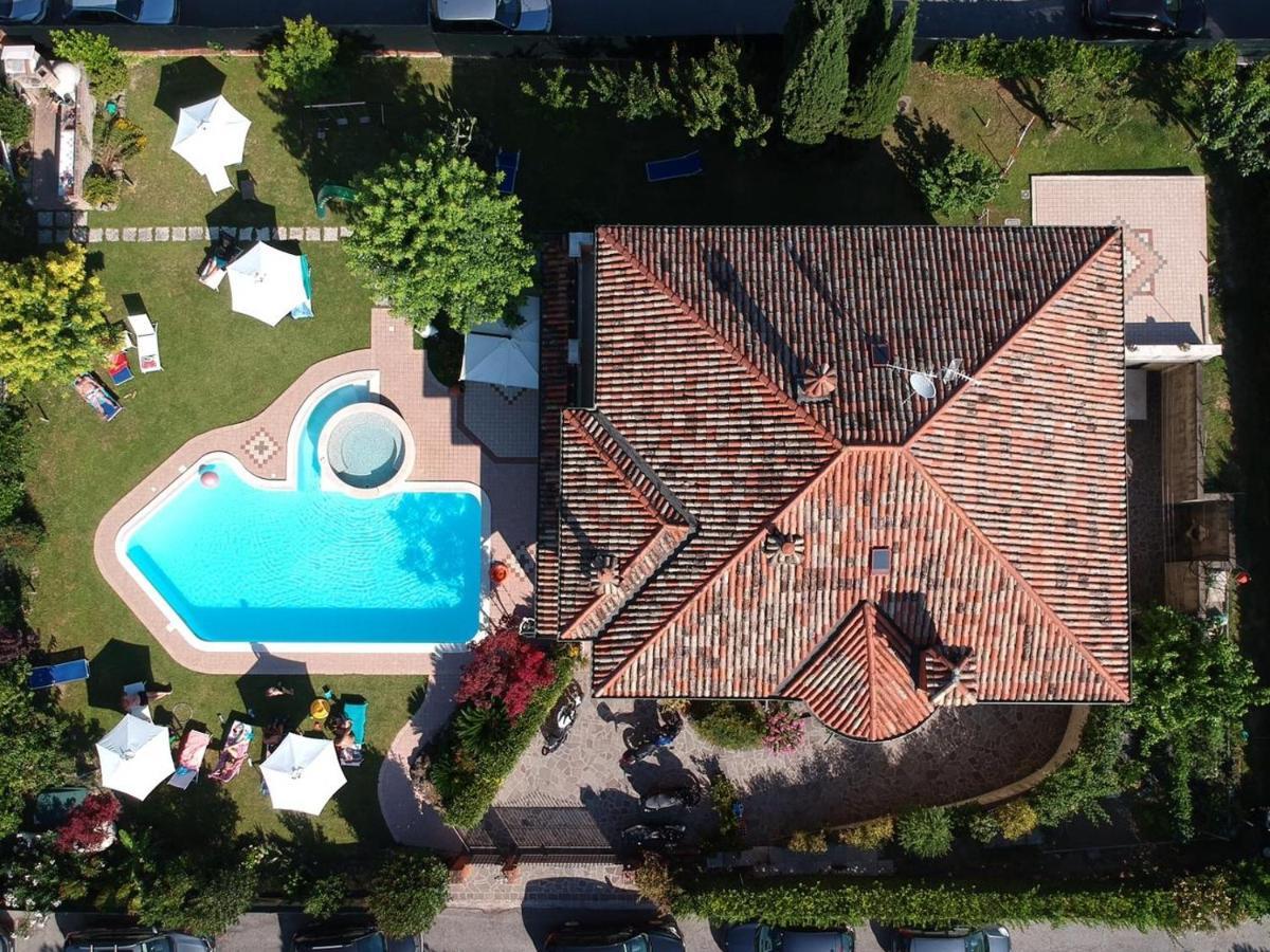 B&B Villa Giulia เดเซนซาโนเดลการ์ดา ภายนอก รูปภาพ