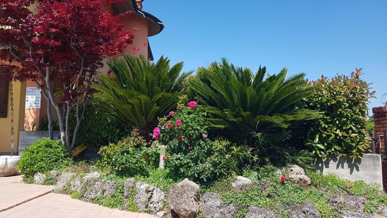 B&B Villa Giulia เดเซนซาโนเดลการ์ดา ภายนอก รูปภาพ