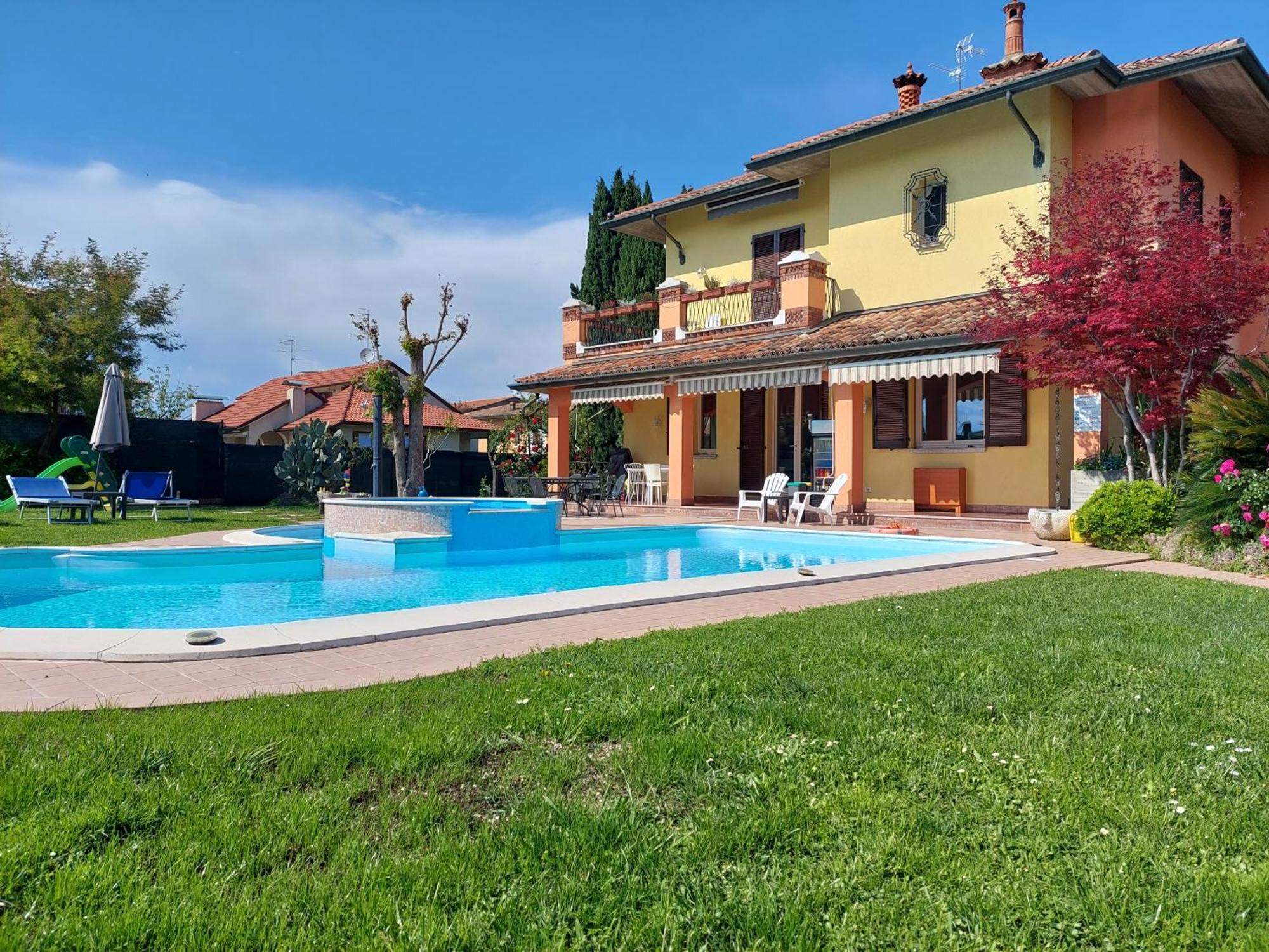 B&B Villa Giulia เดเซนซาโนเดลการ์ดา ภายนอก รูปภาพ