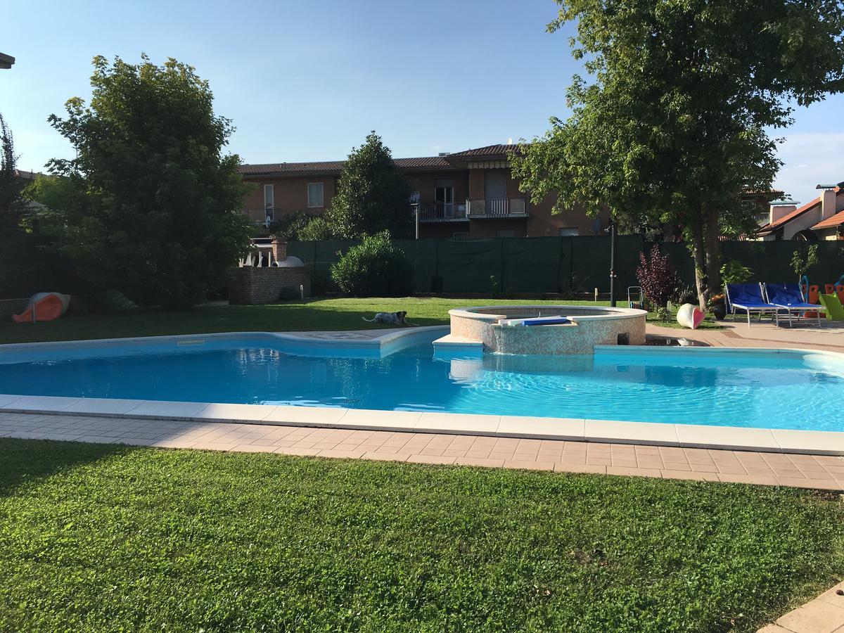 B&B Villa Giulia เดเซนซาโนเดลการ์ดา ภายนอก รูปภาพ