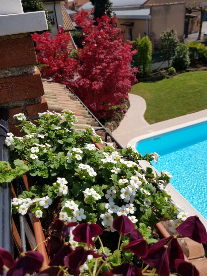 B&B Villa Giulia เดเซนซาโนเดลการ์ดา ภายนอก รูปภาพ