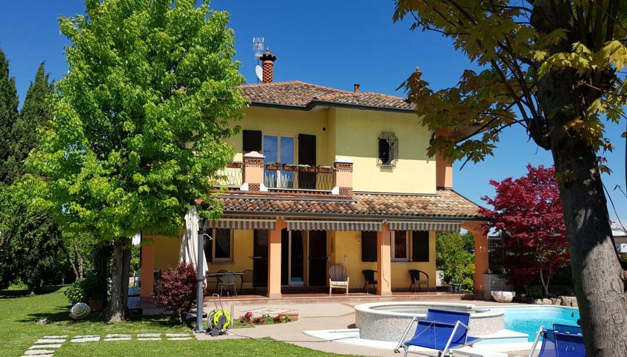 B&B Villa Giulia เดเซนซาโนเดลการ์ดา ภายนอก รูปภาพ